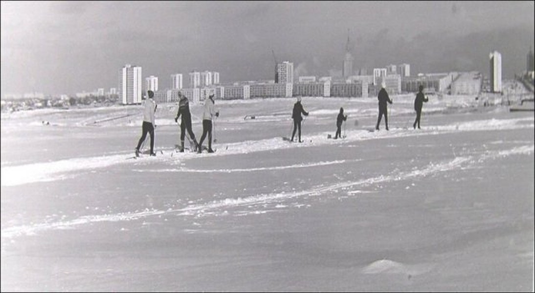 Vào mùa Đông những năm 1960 - 1980, nhiều  người dân Moscow thích thú đi trượt tuyết.